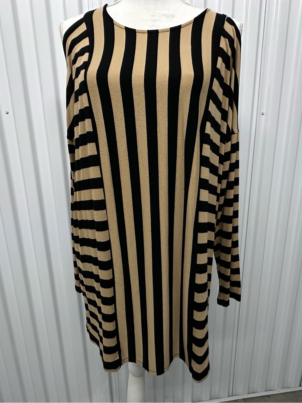 Chico’s Zenergy Black & Tan Cold Shoulder Tunic